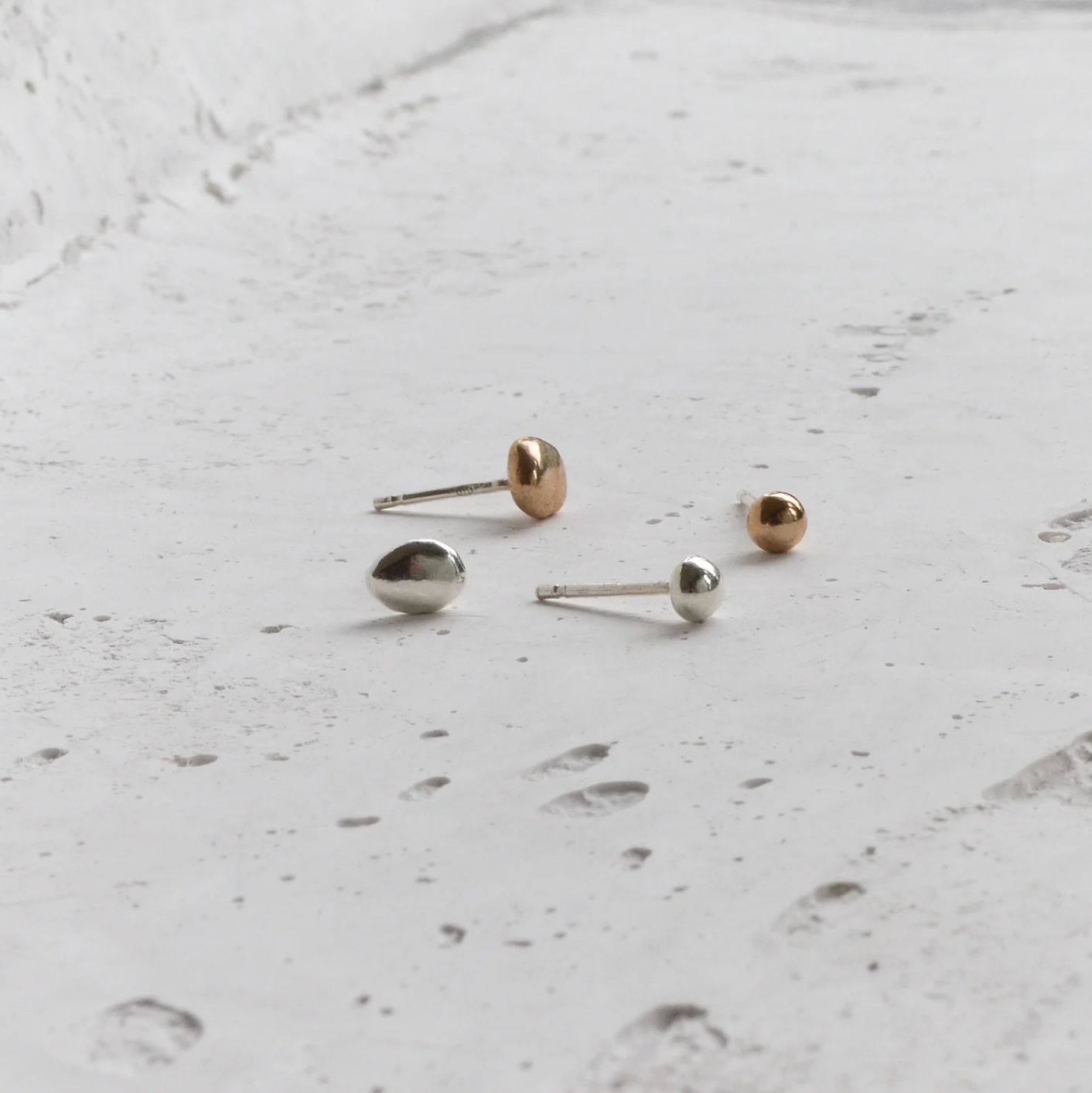 Meet the cat - blobs studs bronze combo